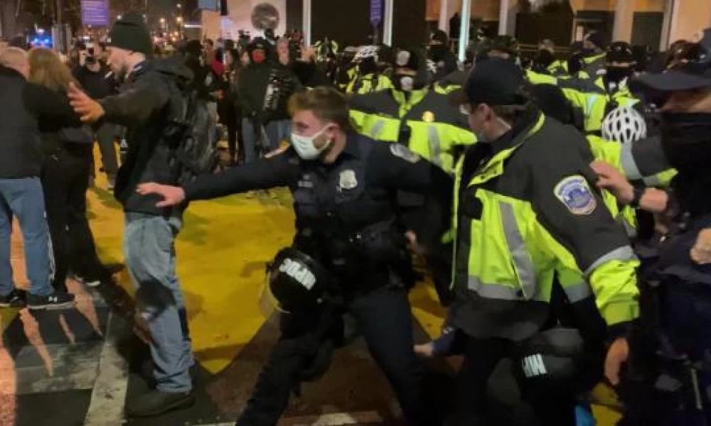 ΗΠΑ: Παραστρατιωτικοί με άγριες διαθέσεις στη συγκέντρωση Τραμπ στην Ουάσιγκτον